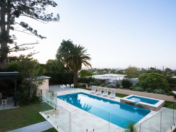 Garde-corps pour piscine : 4 critères techniques pour une sécurité&nbsp;optimale